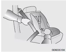 Fiat Panda. Kinderrückhaltesystem mit Dreipunktgurt befestigen