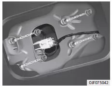 Fiat Panda. Leuchtmittel von Brems- und Rückleuchte ersetzen