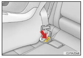 Lexus IS 300h. Ausbauen eines mit einem Sicherheitsgurt befestigten Kinderrückhaltesystems