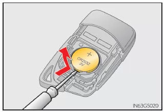 Lexus IS 300h. Austausch der Batterie