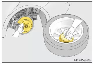 Lexus IS 300h. Montage des Reifens