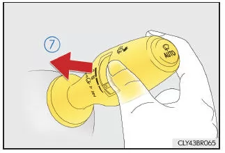 Lexus IS 300h. Betätigung des intermittierenden Scheibenwischers mit Intervallregler