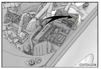 Lexus IS 300h. Sicherungen kontrollieren und auswechseln