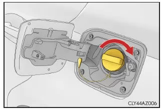 Lexus IS 300h. Schließen des Kraftstofftankverschlusses